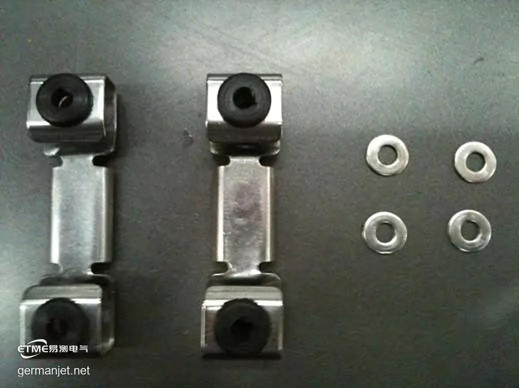 Two anti-vibration mounting clips and four washers laid out