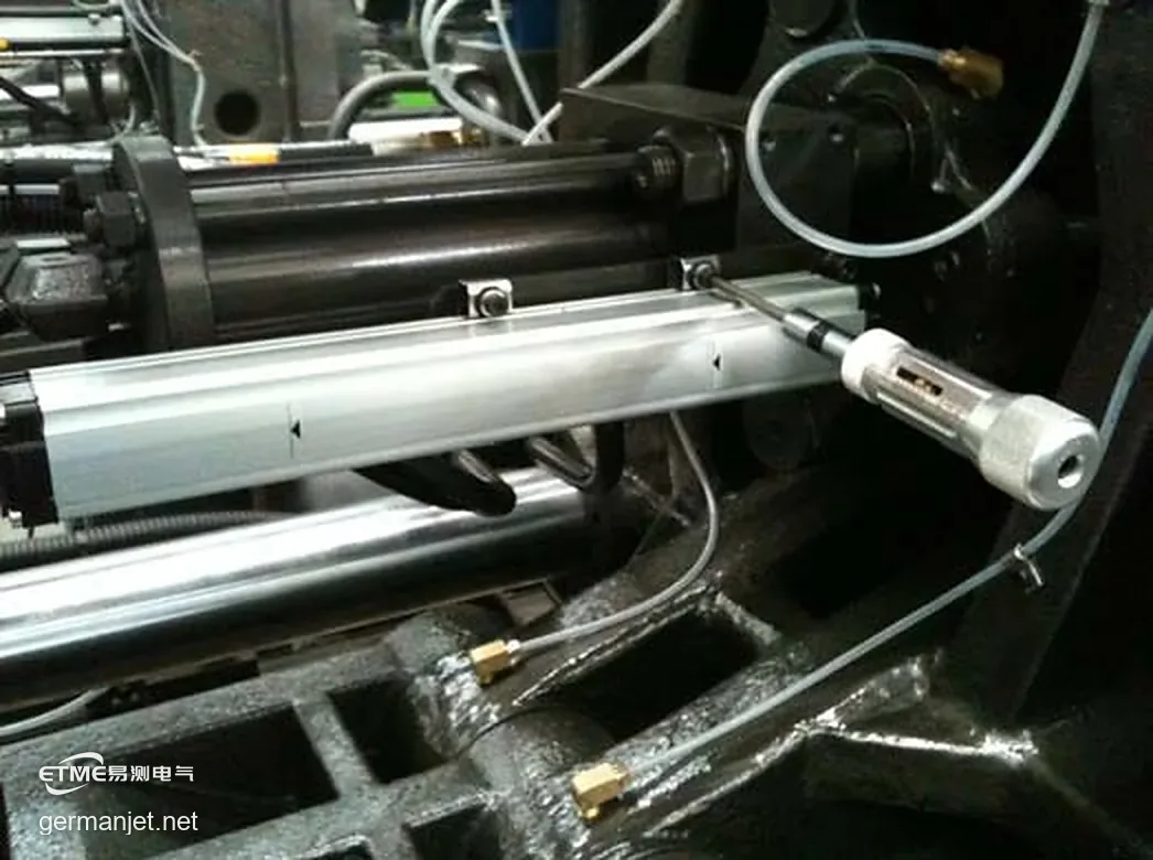Sensor secured to the anti-vibration clip with two M4 screws