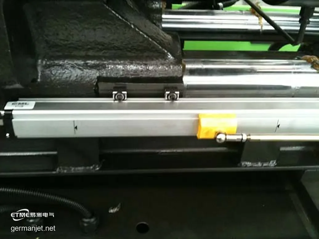 Injection-side sensor with anti-vibration clips fitted