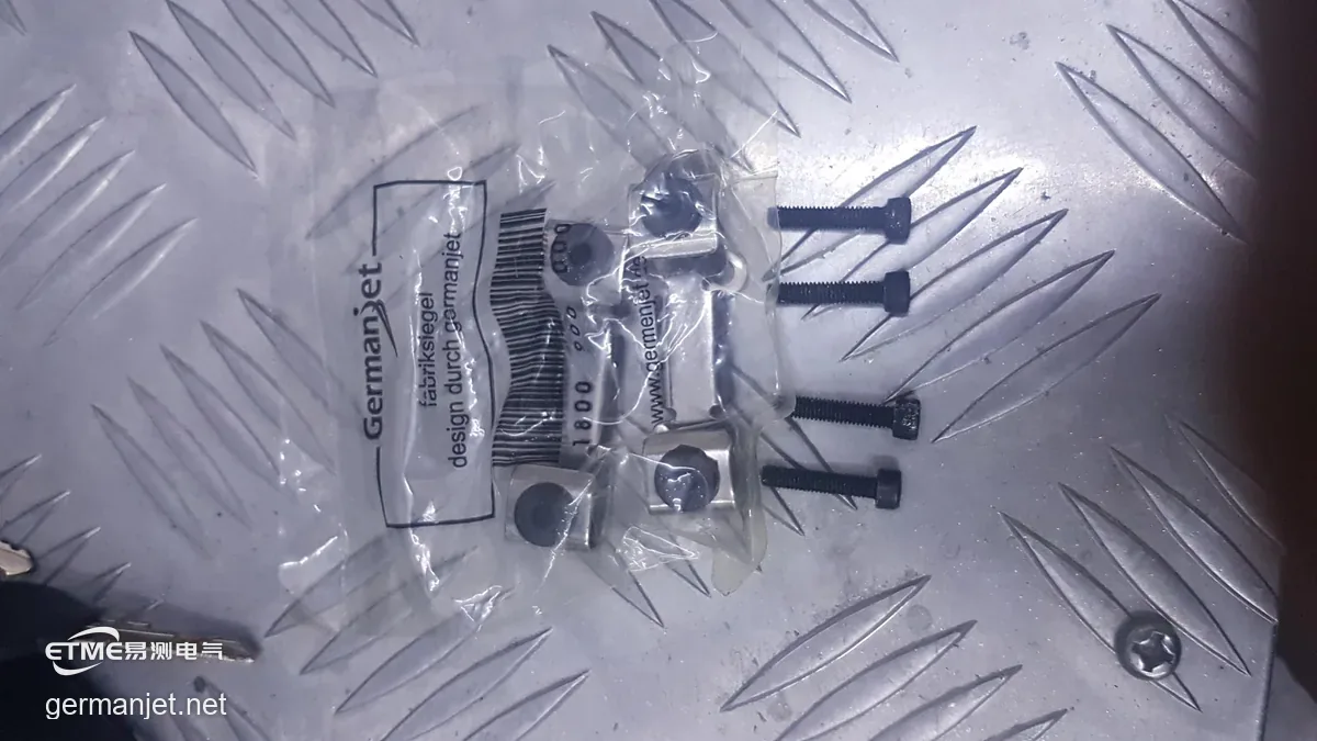 Anti-vibration clip packaging with matched screws and washers